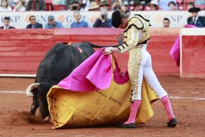 Toreo rotundo de Borja Jiménez en la Plaza México