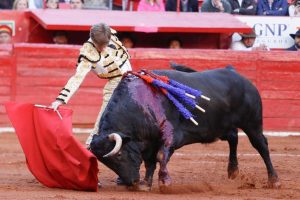 Toreo rotundo de Borja Jiménez en la Plaza México