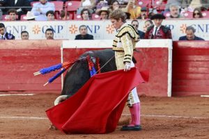 Toreo rotundo de Borja Jiménez en la Plaza México