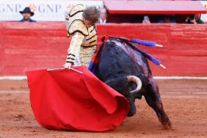 Toreo rotundo de Borja Jiménez en la Plaza México