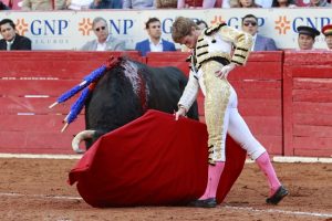 Toreo rotundo de Borja Jiménez en la Plaza México