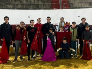 Pequeños y mayores aprenden a torear con Víctor Puerto