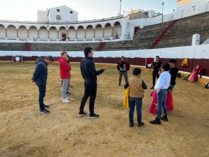Pequeños y mayores aprenden a torear con Víctor Puerto
