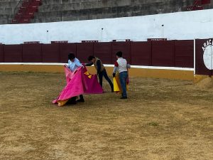 Pequeños y mayores aprenden a torear con Víctor Puerto