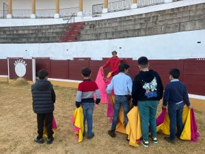 Pequeños y mayores aprenden a torear con Víctor Puerto