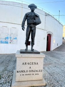 Pequeños y mayores aprenden a torear con Víctor Puerto
