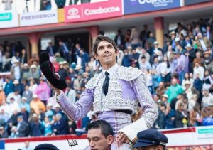 Sebastián Castella sale a hombros en Latacunga