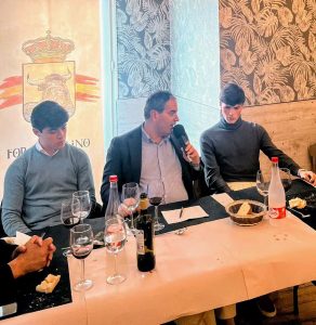 Jarocho y Tristán Barroso, con la afición de Tordesillas