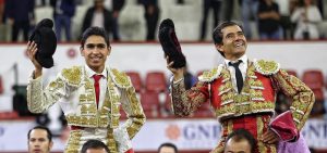 Joselito Adame y Héctor Gutiérrez, a hombros en Aguascalientes