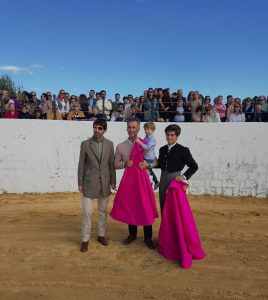 Solidaridad y toreo de Martín Morilla en Morón de la Frontera