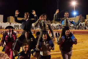 Triple salida a hombros en Niebla