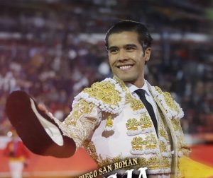 Diego San Román pasea la única oreja en La México