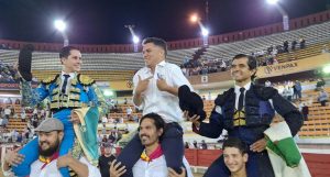 Doble puerta grande en el inicio de la Feria de San Cristóbal