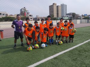 Roca Rey ayuda a los niños que sueñan con ser futbolistas