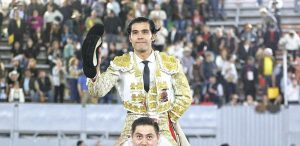 Puerta grande de Diego San Román en Moroleón