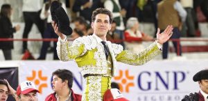 Salida a hombros de Ginés Marín en León