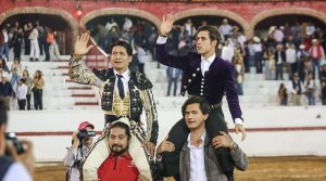 Doble salida a hombros en San Miguel de Allende