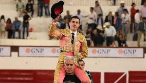 Tres orejas y puerta grande de Bruno Aloi en Aguascalientes