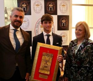 Aarón Palacio recibe el trofeo al mejor novillero de 2024 en Sevilla