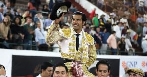 Salida a hombros de Diego San Román en Guadalajara