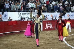 Sergio Flores pasea el único trofeo en Guadalajara