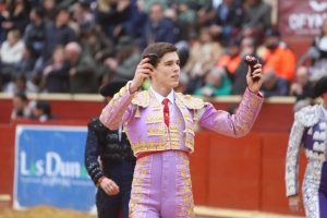 Los tres novilleros a hombros en Sanlúcar de Barrameda