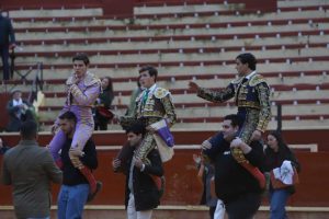 Los tres novilleros a hombros en Sanlúcar de Barrameda
