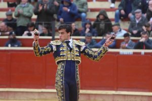 Los tres novilleros a hombros en Sanlúcar de Barrameda