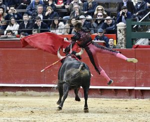 Puerta grande de Román y milagro de Borja Jiménez en Valencia