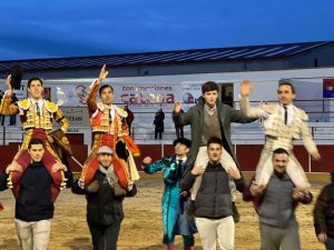 La terna de matadores y el ganadero a hombros en Fitero