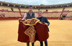 Gonzalo Capdevila, galardonado tras su triunfo en El Puerto