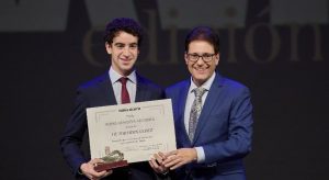 Víctor Hernández, premiado en Guadalajara