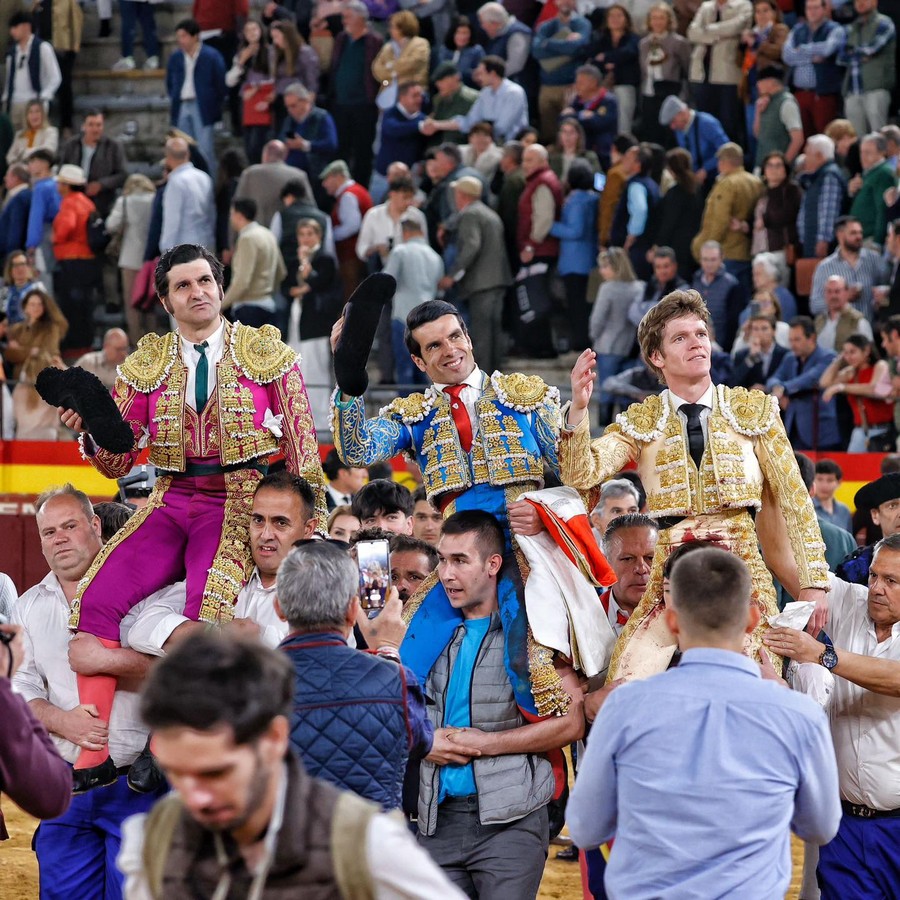 Los tres toreros por la puerta grande en Almendralejo
