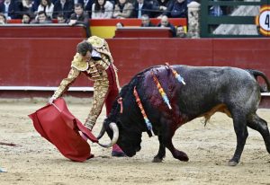 Puerta grande de Román y milagro de Borja Jiménez en Valencia