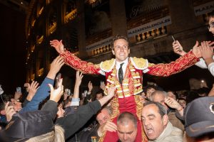 Puerta grande de Román y milagro de Borja Jiménez en Valencia