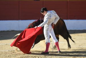 Sergio Rodríguez corta el único trofeo en San Agustín del Guadalix