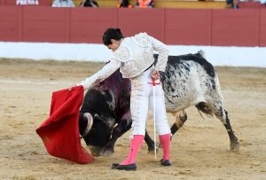 Sergio Rodríguez corta el único trofeo en San Agustín del Guadalix