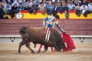 Sebastián Castella abre la puerta grande de Castellón