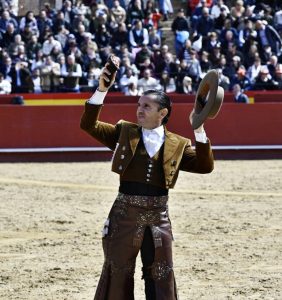 Diego Ventura pasea la única oreja de la matinal de Valencia