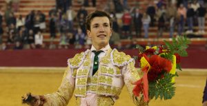 Javier Zulueta pasea una oreja en Zaragoza