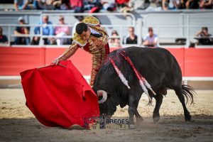Debut triunfal de Fernando Adrián en Arles