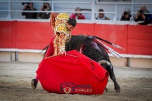 Debut triunfal de Fernando Adrián en Arles