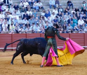 Marco Pérez corta dos orejas y Zulueta una en Sevilla