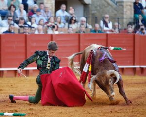 Marco Pérez corta dos orejas y Zulueta una en Sevilla