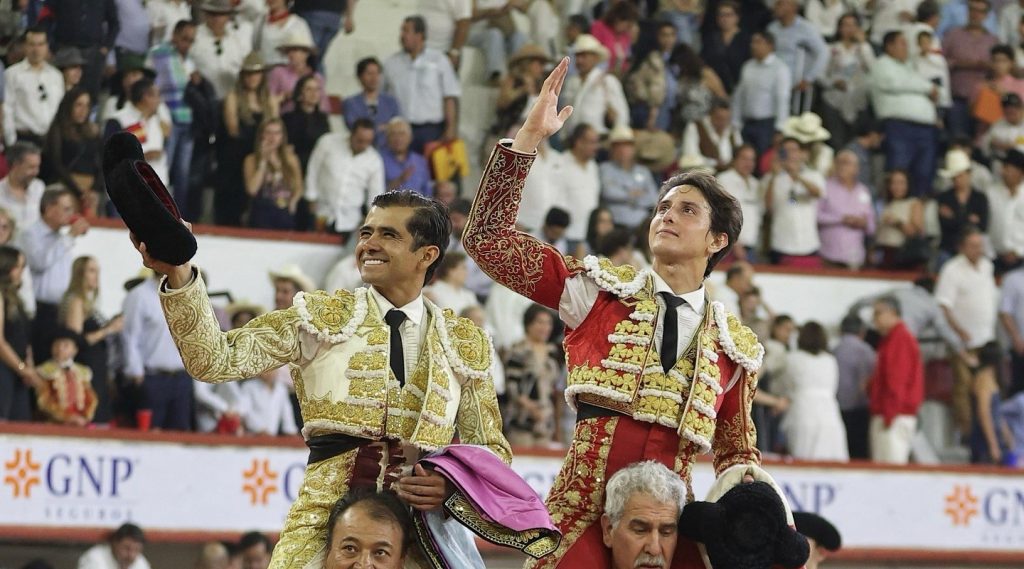 Joselito Adame y Roca Rey salen a hombros en Aguascalientes