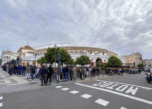 Largas colas en el primer día de venta de entradas en Sevilla