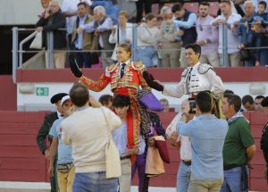 Marco Pérez y Olga Casado, a hombros en Puertollano