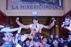 Tres orejas y puerta grande de Aarón Palacio en Zaragoza