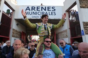 Salida a hombros de Alberto Lamelas de Saint-Martín de Crau