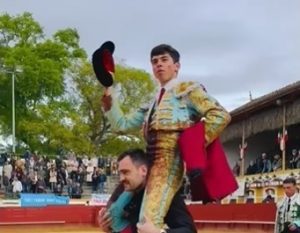 Julio Méndez sale a hombros en Mugron